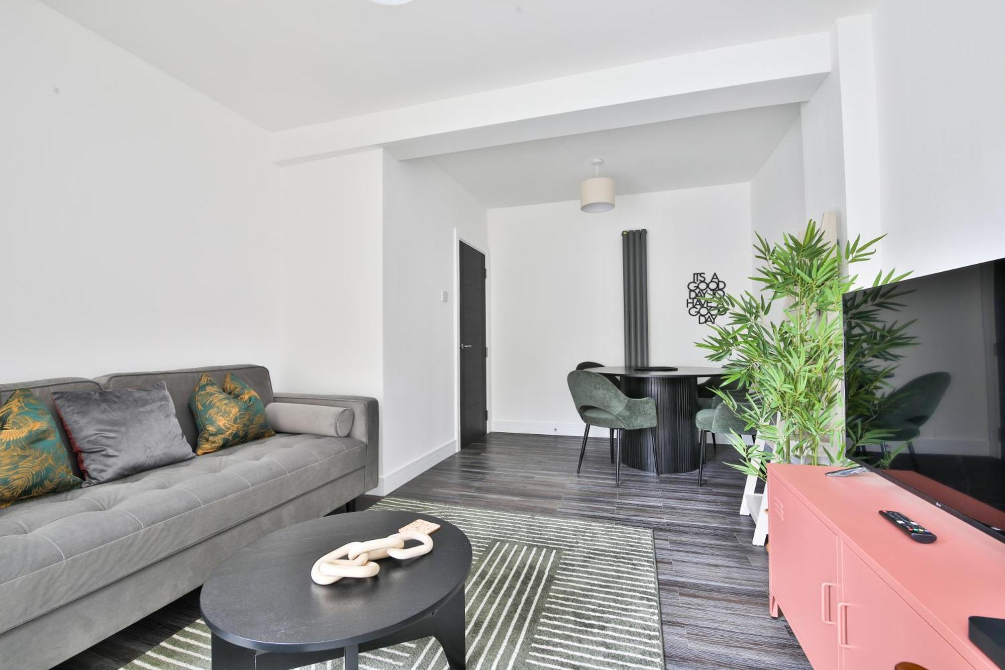 Amber Vista 2 Bedroom Apartments- Supermarket, Coffee Shop, Restaurants & Parking Below Cardiff Dış mekan fotoğraf