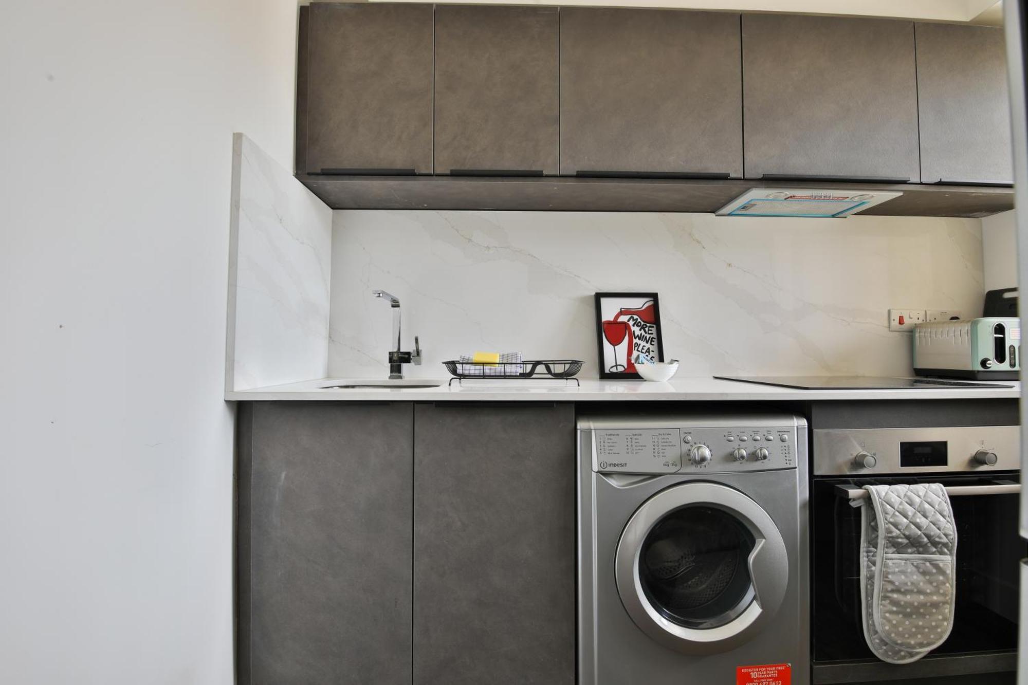 Amber Vista 2 Bedroom Apartments- Supermarket, Coffee Shop, Restaurants & Parking Below Cardiff Dış mekan fotoğraf